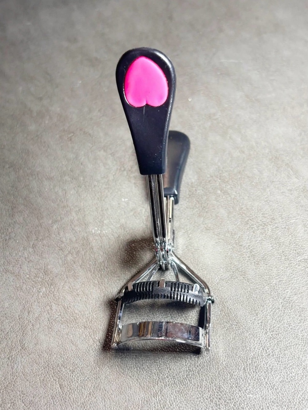 Eyelash Curler with Pink Accent - Men Grooming